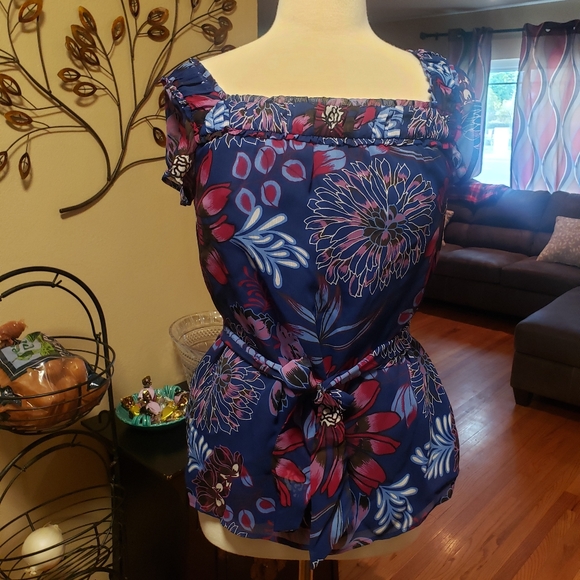 Ann Taylor sleeveless and belted blouse - Picture 2 of 10